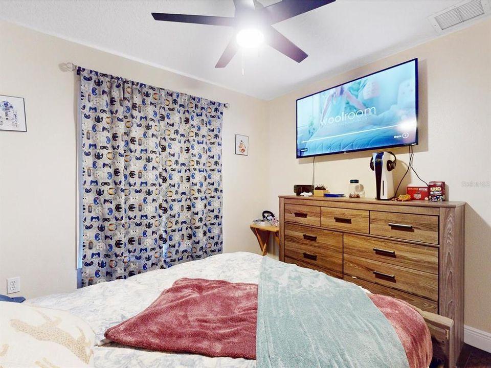 For Sale: $595,000 (6 beds, 3 baths, 2560 Square Feet)