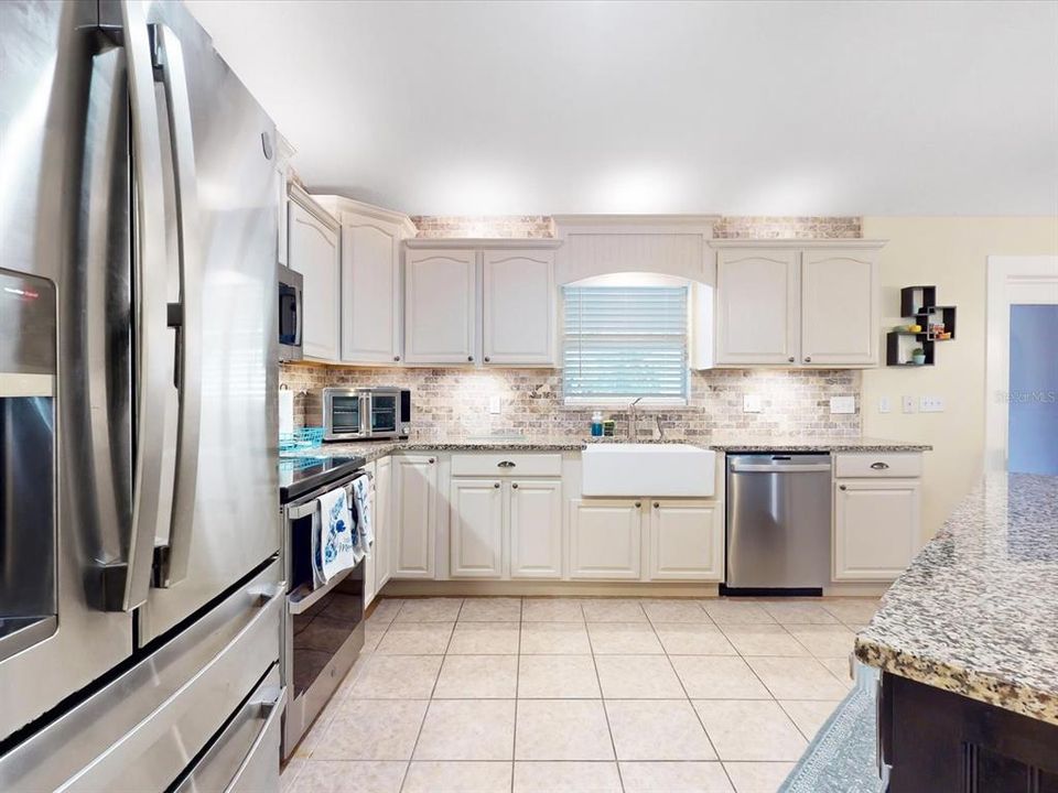 For Sale: $595,000 (6 beds, 3 baths, 2560 Square Feet)