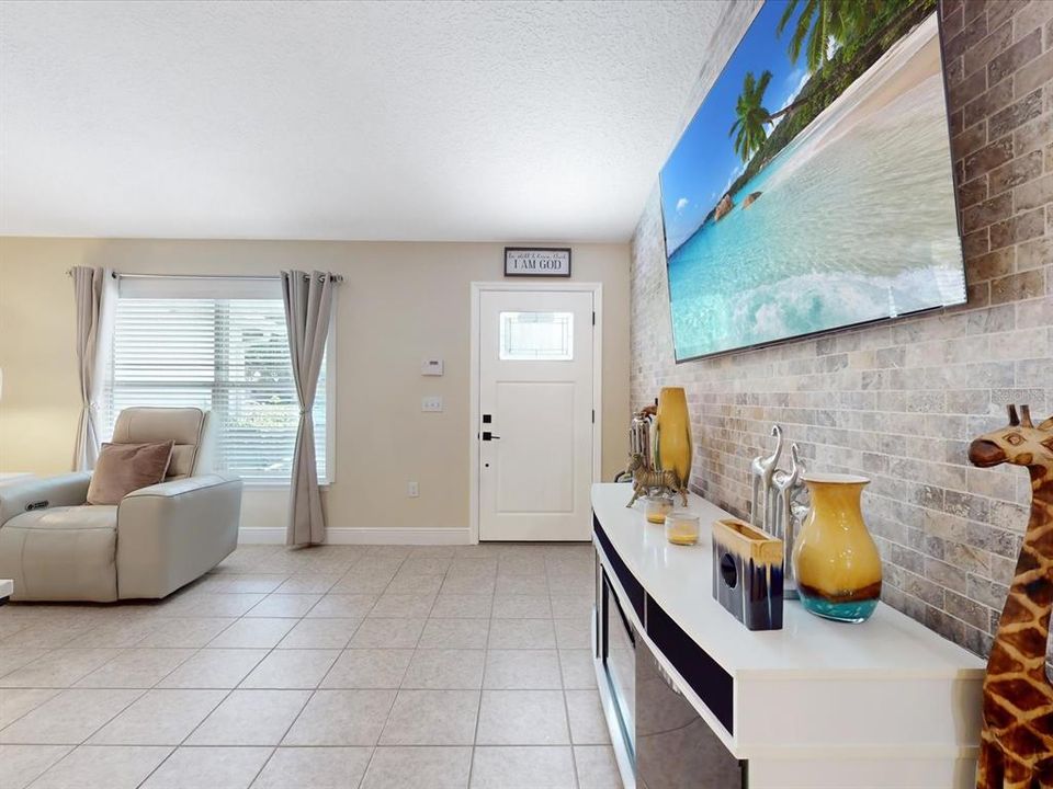 For Sale: $595,000 (6 beds, 3 baths, 2560 Square Feet)