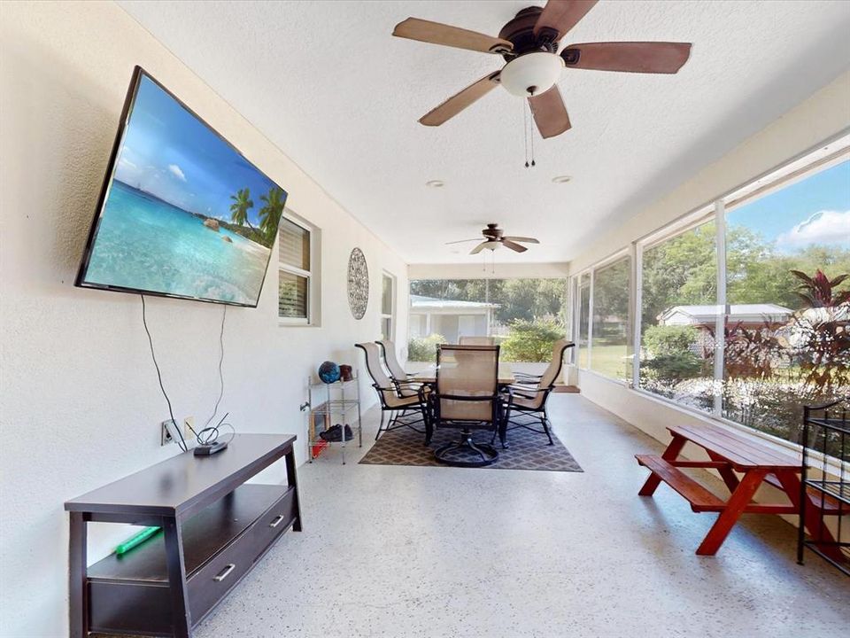 For Sale: $595,000 (6 beds, 3 baths, 2560 Square Feet)