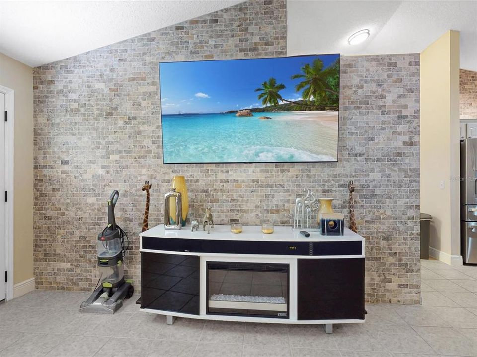 For Sale: $595,000 (6 beds, 3 baths, 2560 Square Feet)