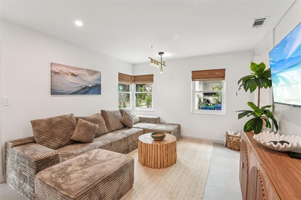 Active With Contract: $775,000 (2 beds, 2 baths, 1146 Square Feet)