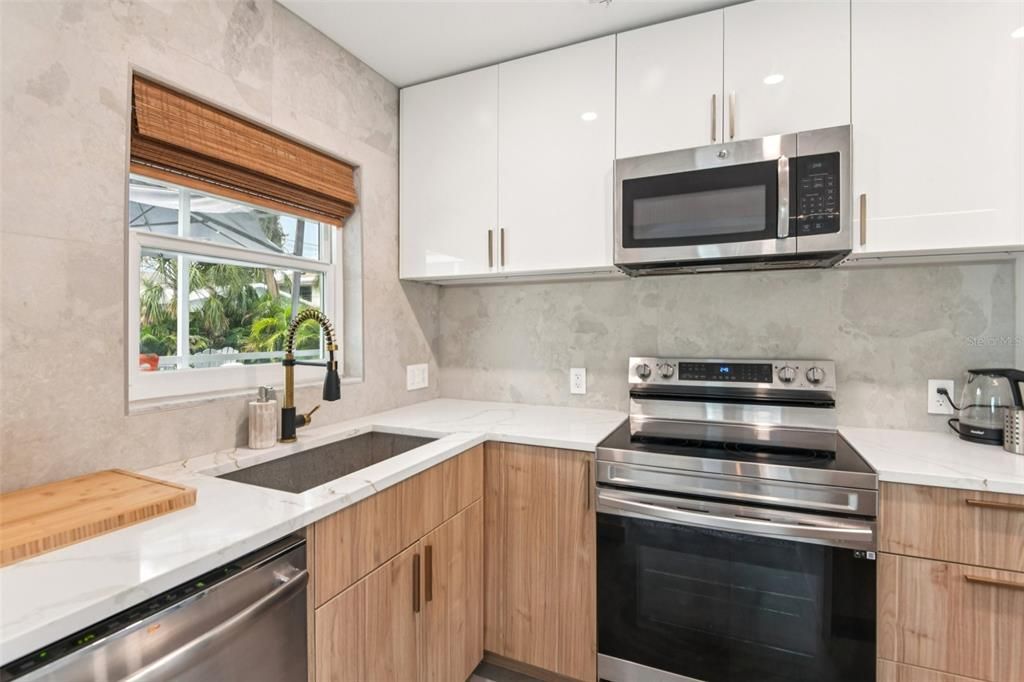 Active With Contract: $775,000 (2 beds, 2 baths, 1146 Square Feet)