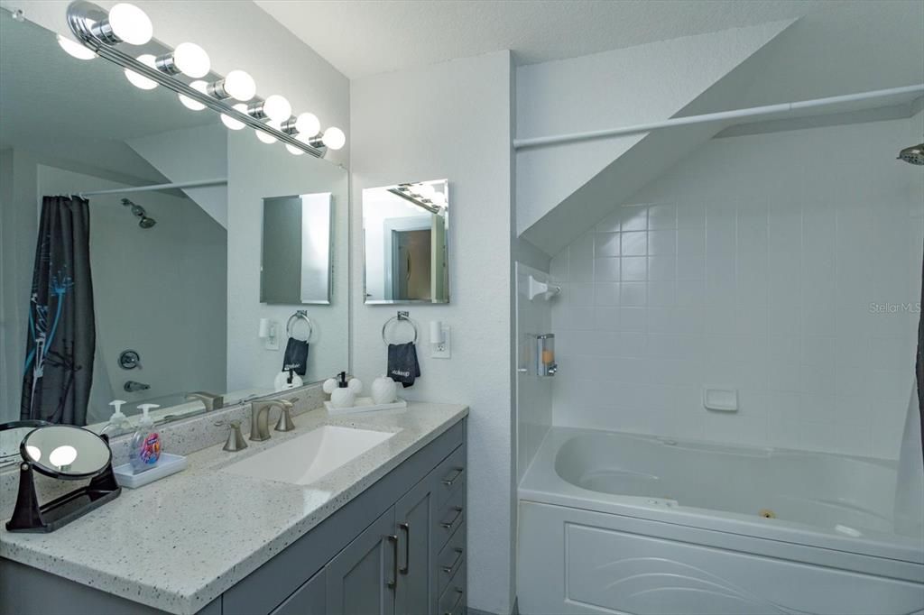 待售: $279,999 (3 贝兹, 2 浴室, 1296 平方英尺)