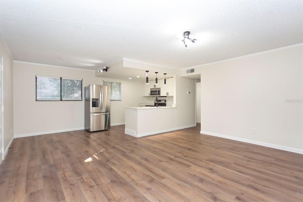 Active With Contract: $149,900 (2 beds, 2 baths, 953 Square Feet)