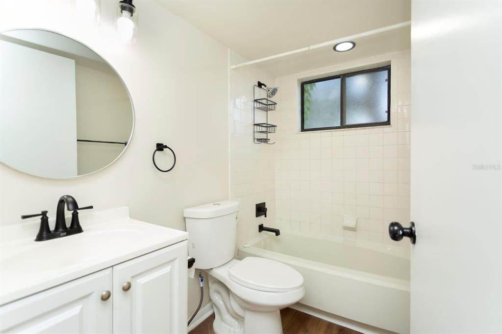 Active With Contract: $149,900 (2 beds, 2 baths, 953 Square Feet)