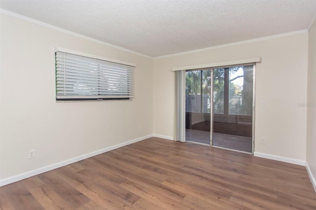 Active With Contract: $149,900 (2 beds, 2 baths, 953 Square Feet)