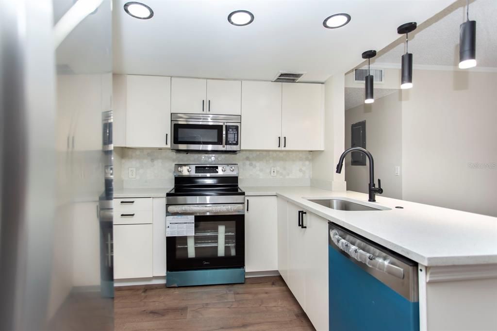 Active With Contract: $149,900 (2 beds, 2 baths, 953 Square Feet)