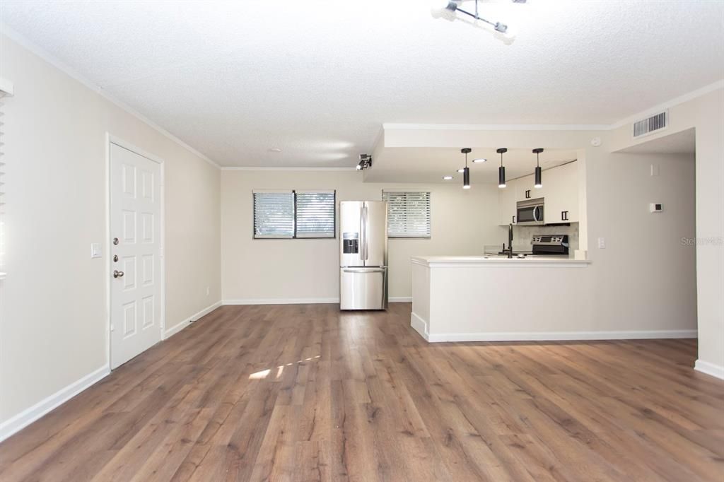 Active With Contract: $149,900 (2 beds, 2 baths, 953 Square Feet)
