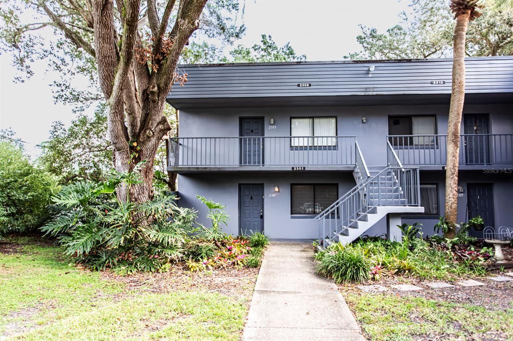 Active With Contract: $149,900 (2 beds, 2 baths, 953 Square Feet)