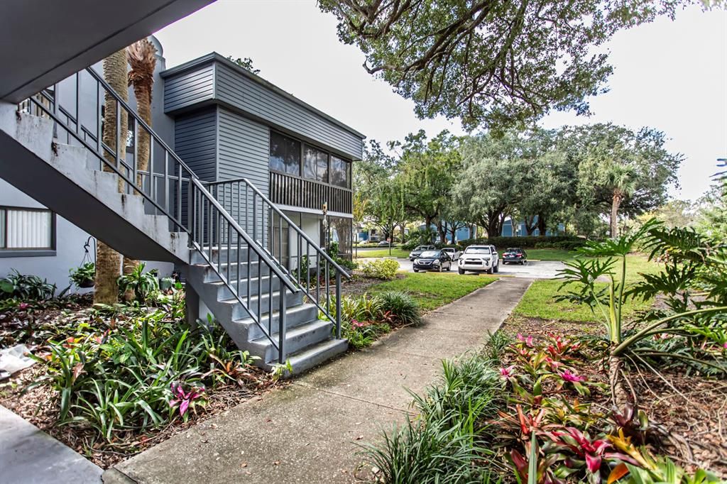 Active With Contract: $149,900 (2 beds, 2 baths, 953 Square Feet)