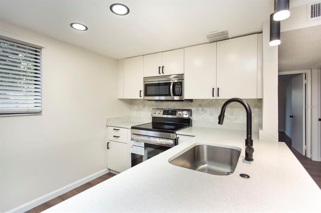 Active With Contract: $149,900 (2 beds, 2 baths, 953 Square Feet)