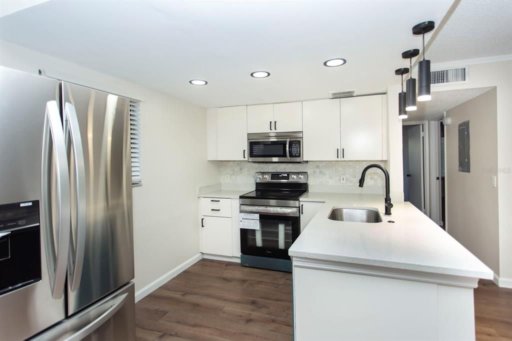 Active With Contract: $149,900 (2 beds, 2 baths, 953 Square Feet)
