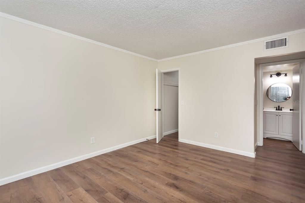 Active With Contract: $149,900 (2 beds, 2 baths, 953 Square Feet)