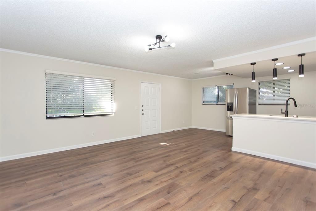 Active With Contract: $149,900 (2 beds, 2 baths, 953 Square Feet)