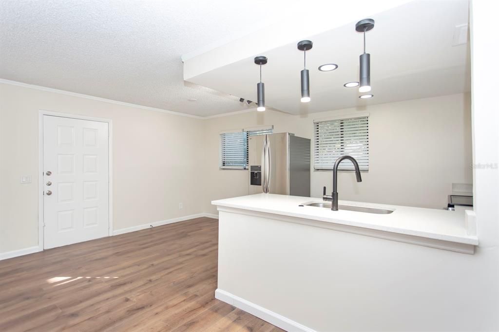 Active With Contract: $149,900 (2 beds, 2 baths, 953 Square Feet)