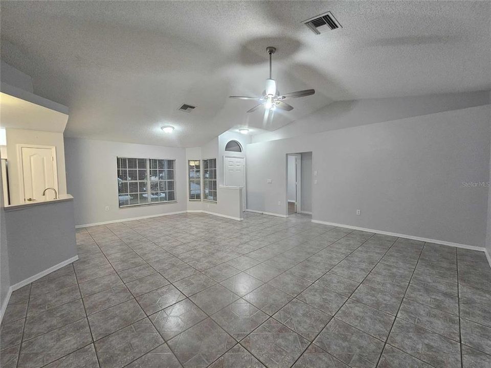 For Sale: $274,111 (3 beds, 2 baths, 1429 Square Feet)