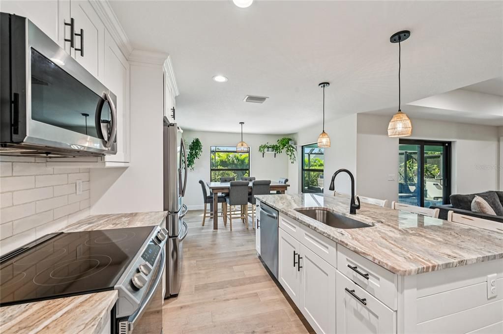 Под контрактом: $465,000 (3 спален, 2 ванн, 1770 Квадратных фут)