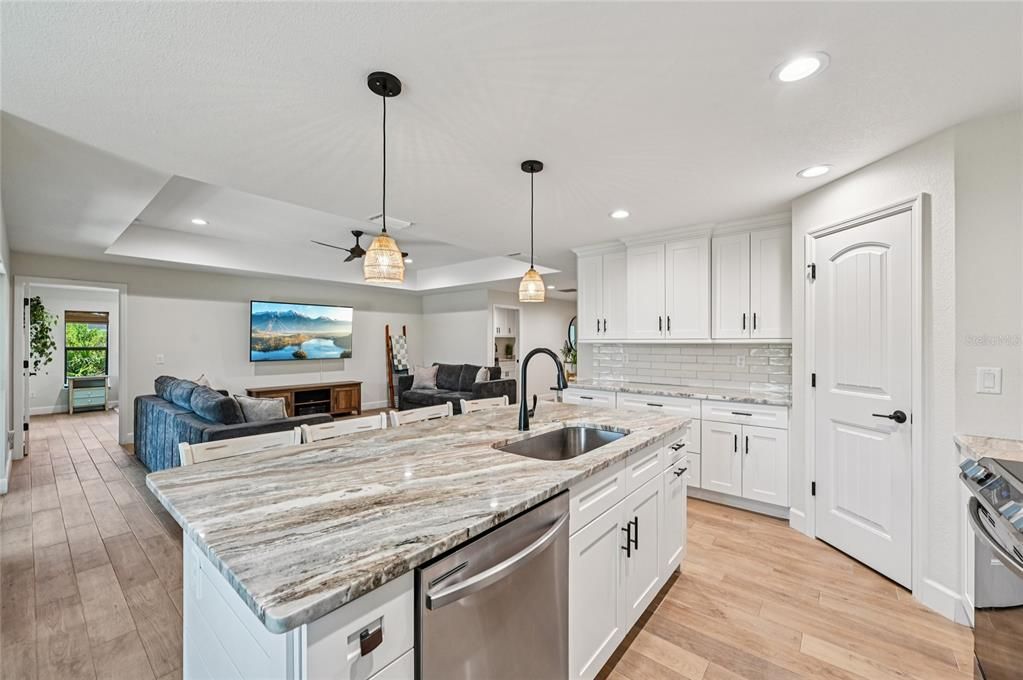 Под контрактом: $465,000 (3 спален, 2 ванн, 1770 Квадратных фут)