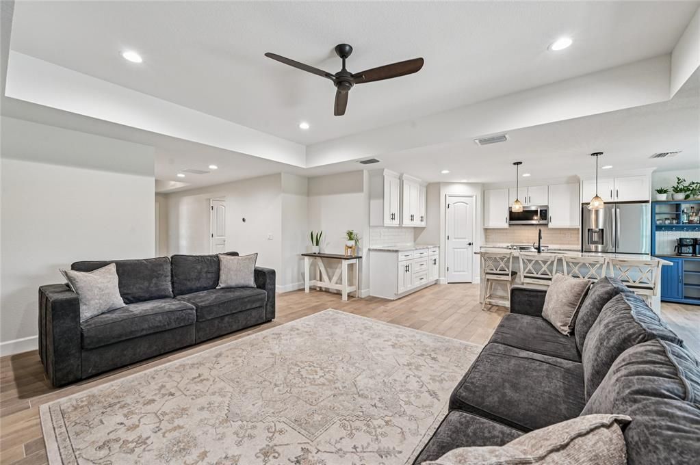 Под контрактом: $465,000 (3 спален, 2 ванн, 1770 Квадратных фут)