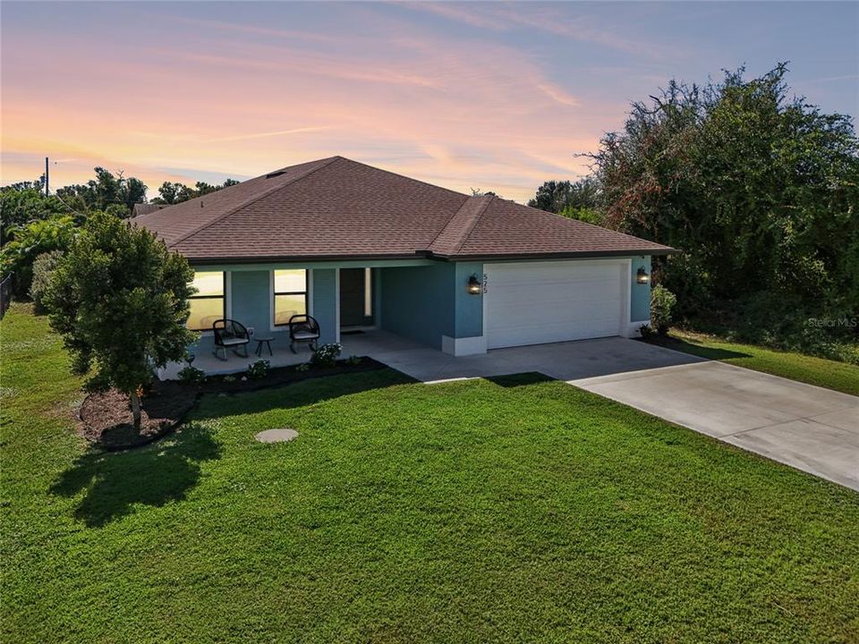 Под контрактом: $465,000 (3 спален, 2 ванн, 1770 Квадратных фут)