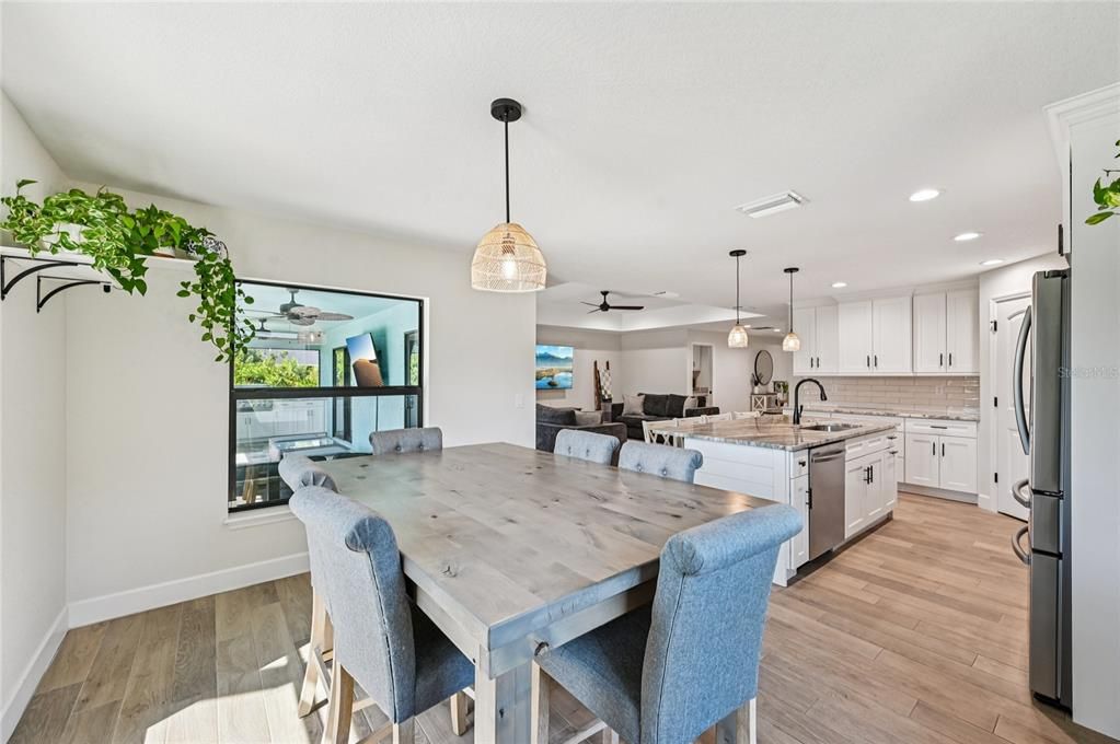 Под контрактом: $465,000 (3 спален, 2 ванн, 1770 Квадратных фут)