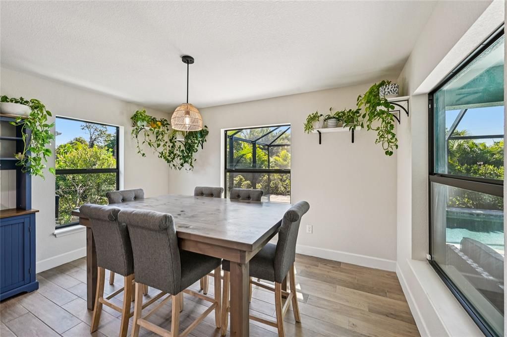 Под контрактом: $465,000 (3 спален, 2 ванн, 1770 Квадратных фут)