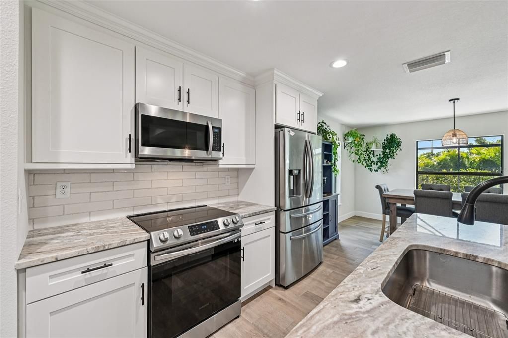 Под контрактом: $465,000 (3 спален, 2 ванн, 1770 Квадратных фут)