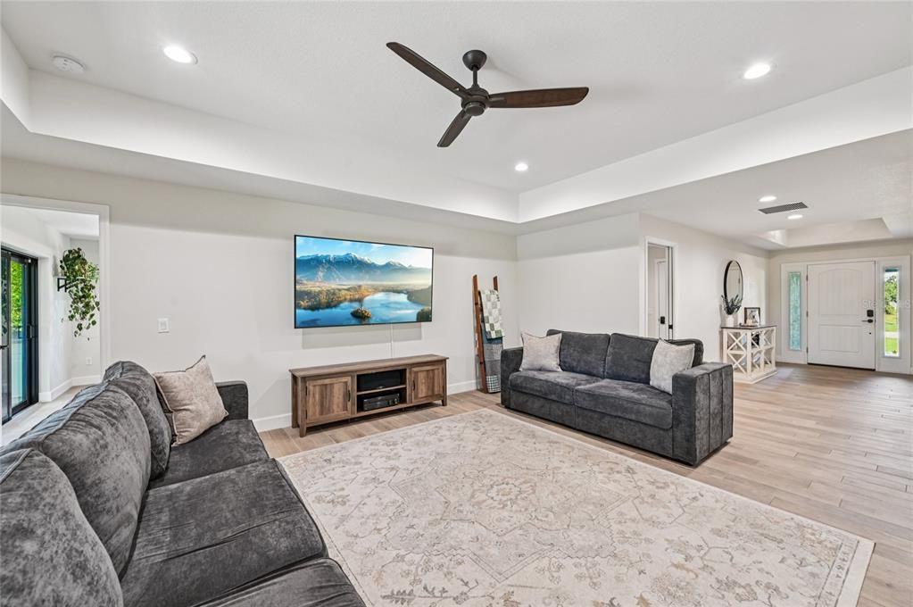 Под контрактом: $465,000 (3 спален, 2 ванн, 1770 Квадратных фут)