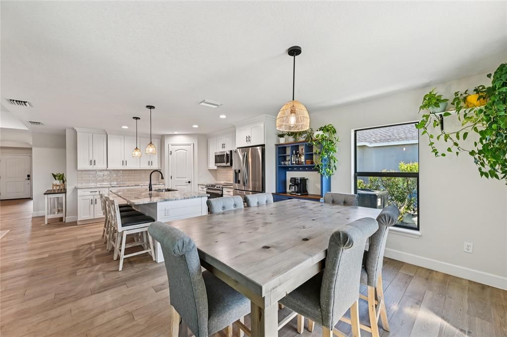 Под контрактом: $465,000 (3 спален, 2 ванн, 1770 Квадратных фут)