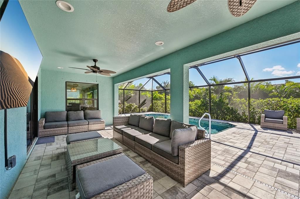 Под контрактом: $465,000 (3 спален, 2 ванн, 1770 Квадратных фут)