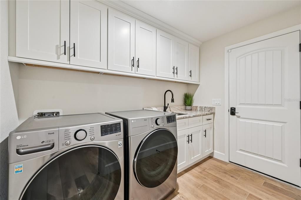 Под контрактом: $465,000 (3 спален, 2 ванн, 1770 Квадратных фут)