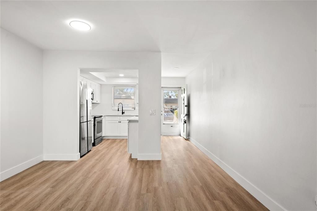 For Sale: $139,900 (1 beds, 1 baths, 716 Square Feet)