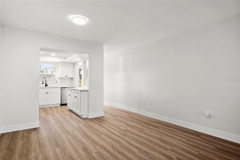 For Sale: $139,900 (1 beds, 1 baths, 716 Square Feet)