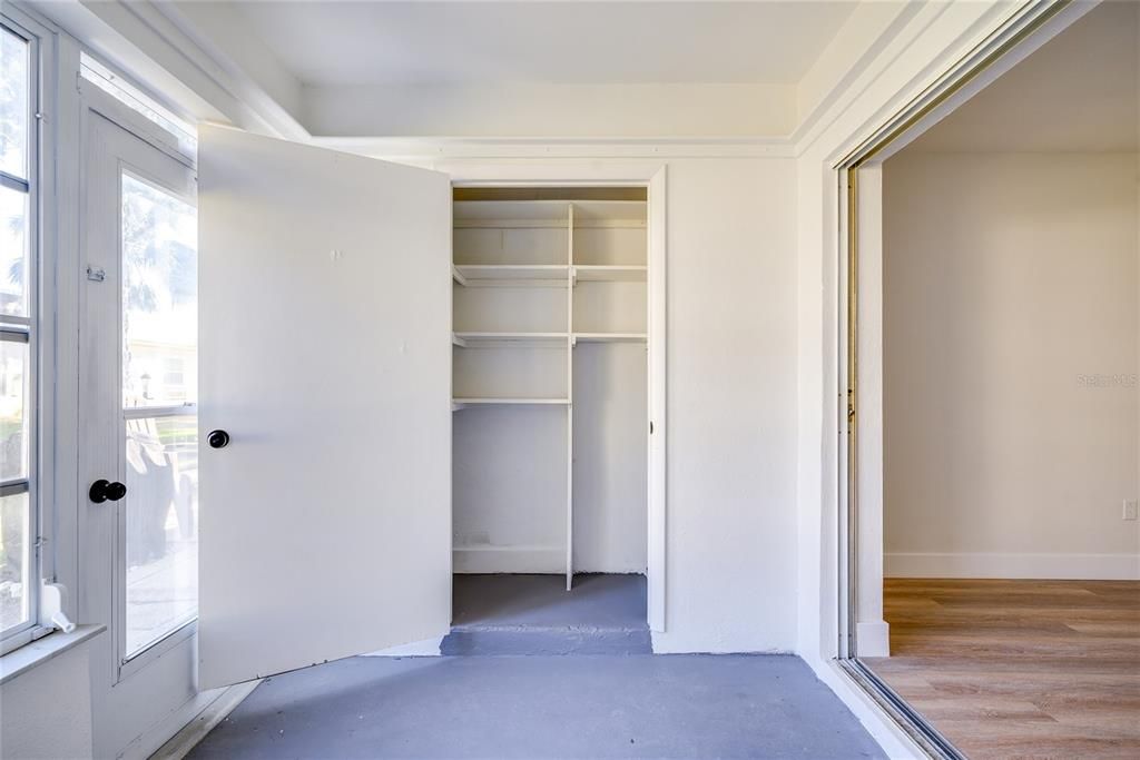 For Sale: $139,900 (1 beds, 1 baths, 716 Square Feet)