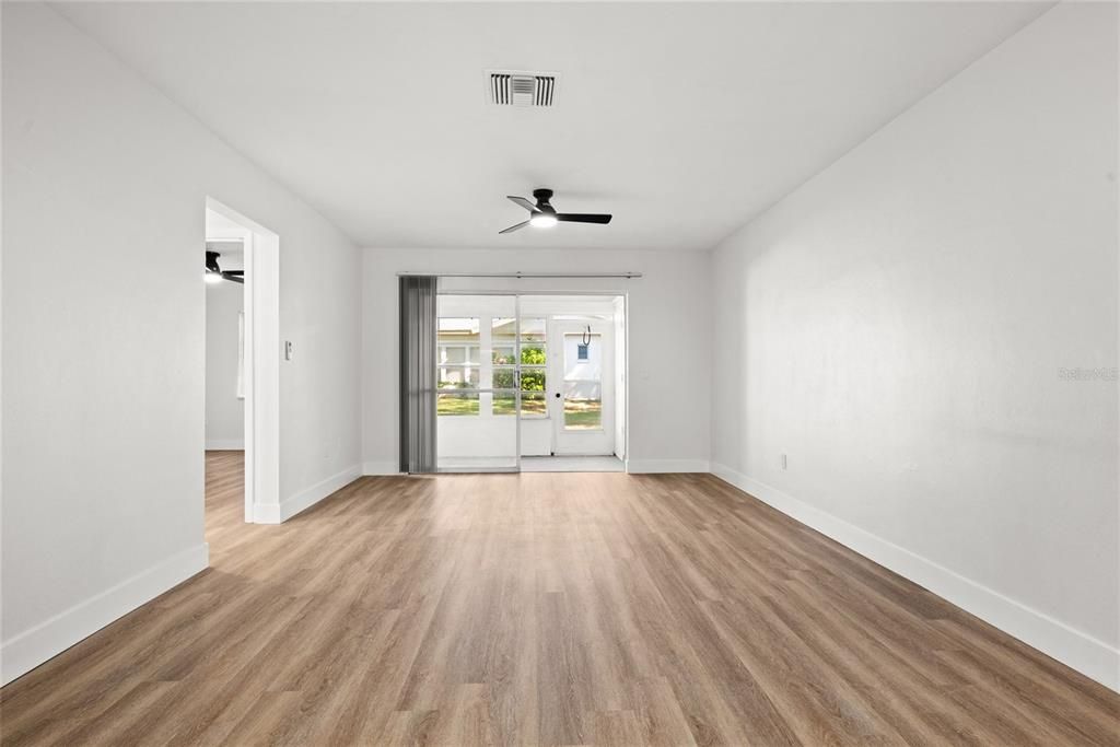 For Sale: $139,900 (1 beds, 1 baths, 716 Square Feet)