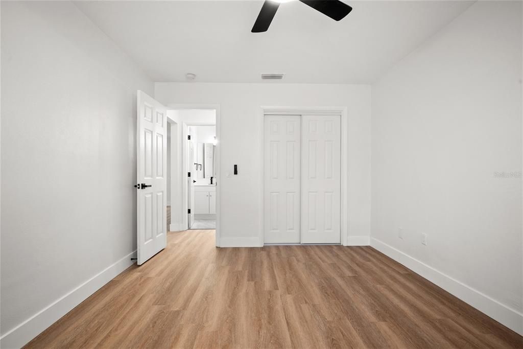 For Sale: $139,900 (1 beds, 1 baths, 716 Square Feet)