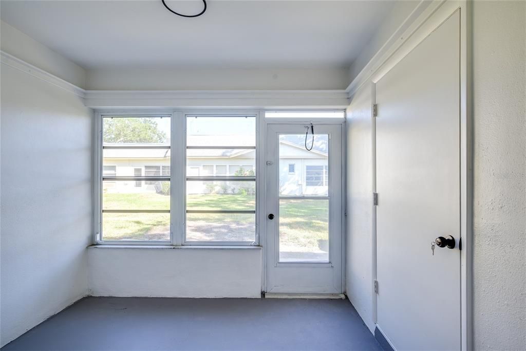 For Sale: $139,900 (1 beds, 1 baths, 716 Square Feet)