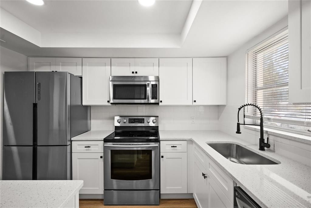 For Sale: $139,900 (1 beds, 1 baths, 716 Square Feet)