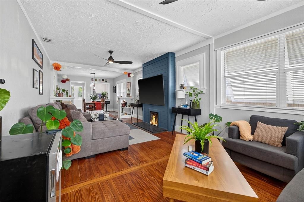 待售: $440,000 (2 贝兹, 1 浴室, 1028 平方英尺)