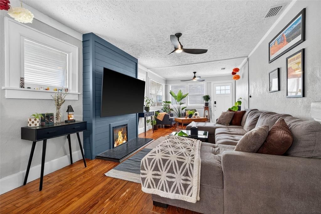 待售: $440,000 (2 贝兹, 1 浴室, 1028 平方英尺)