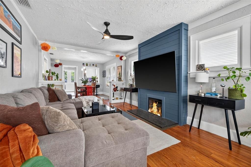 待售: $440,000 (2 贝兹, 1 浴室, 1028 平方英尺)