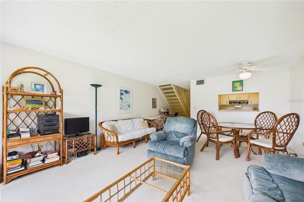 待售: $375,000 (2 贝兹, 2 浴室, 1256 平方英尺)