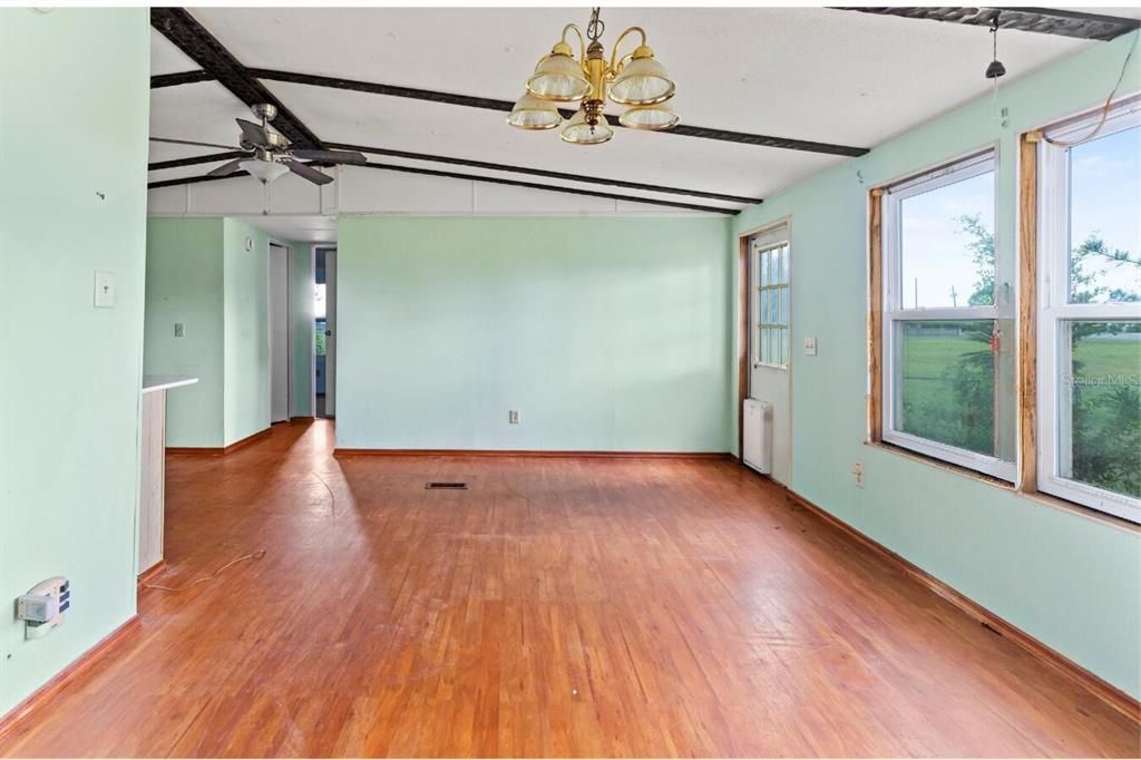 Activo con contrato: $250,000 (3 camas, 2 baños, 1344 Pies cuadrados)