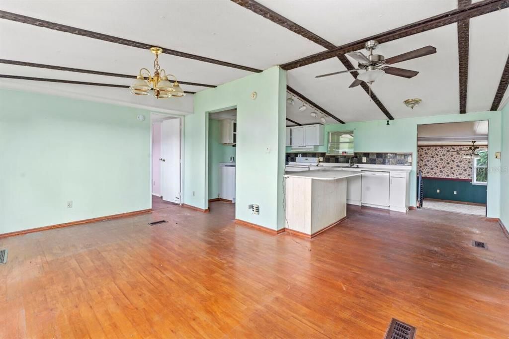 Activo con contrato: $250,000 (3 camas, 2 baños, 1344 Pies cuadrados)