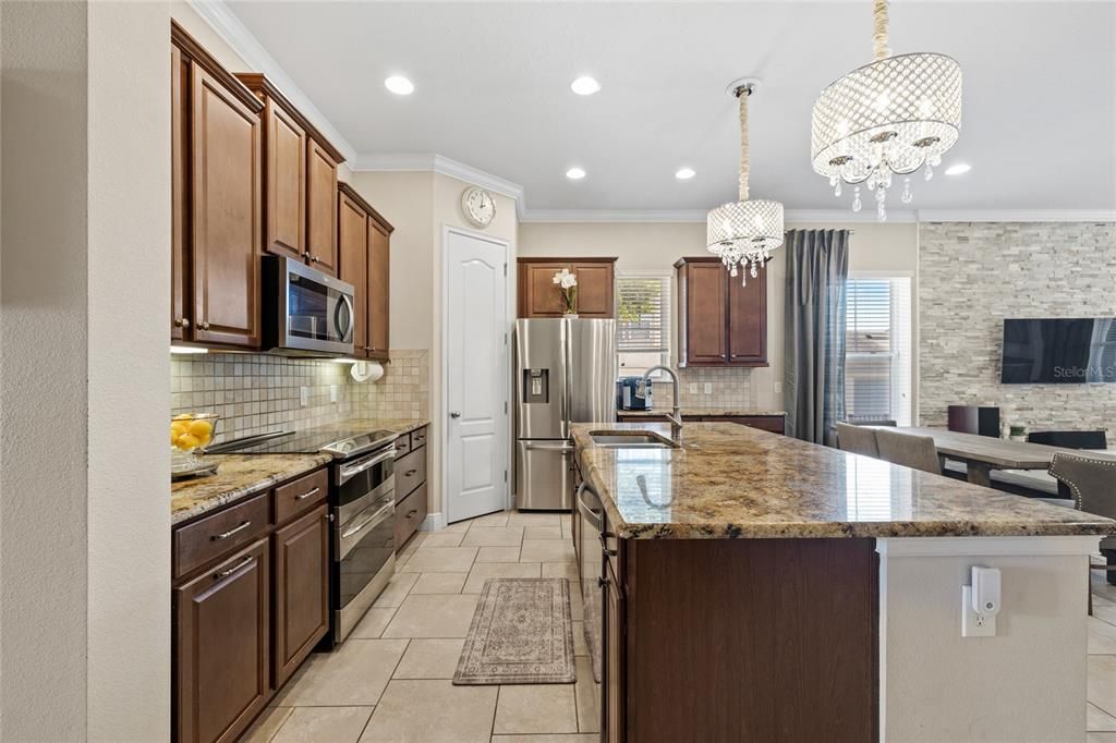 Под контрактом: $790,000 (3 спален, 3 ванн, 2685 Квадратных фут)