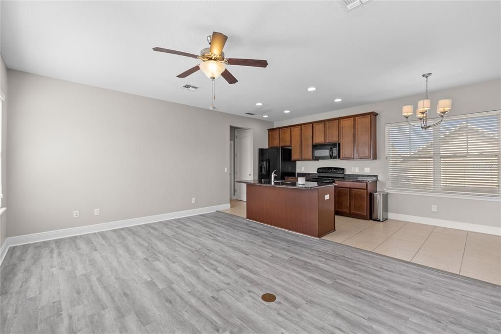 Под контрактом: $790,000 (3 спален, 3 ванн, 2685 Квадратных фут)