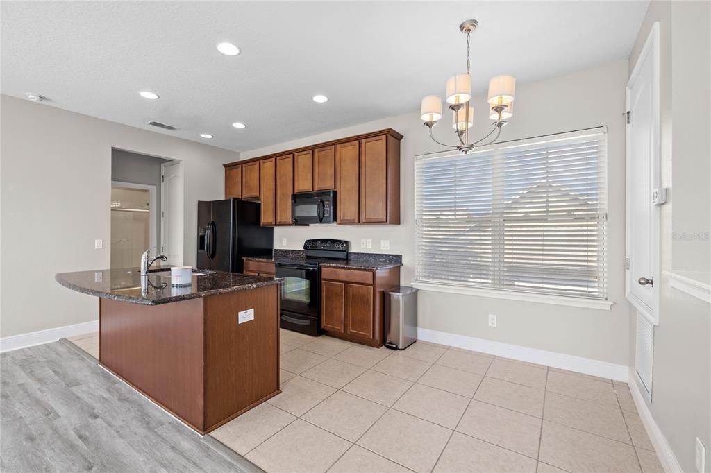 Под контрактом: $790,000 (3 спален, 3 ванн, 2685 Квадратных фут)