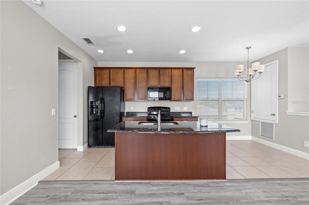 Под контрактом: $790,000 (3 спален, 3 ванн, 2685 Квадратных фут)