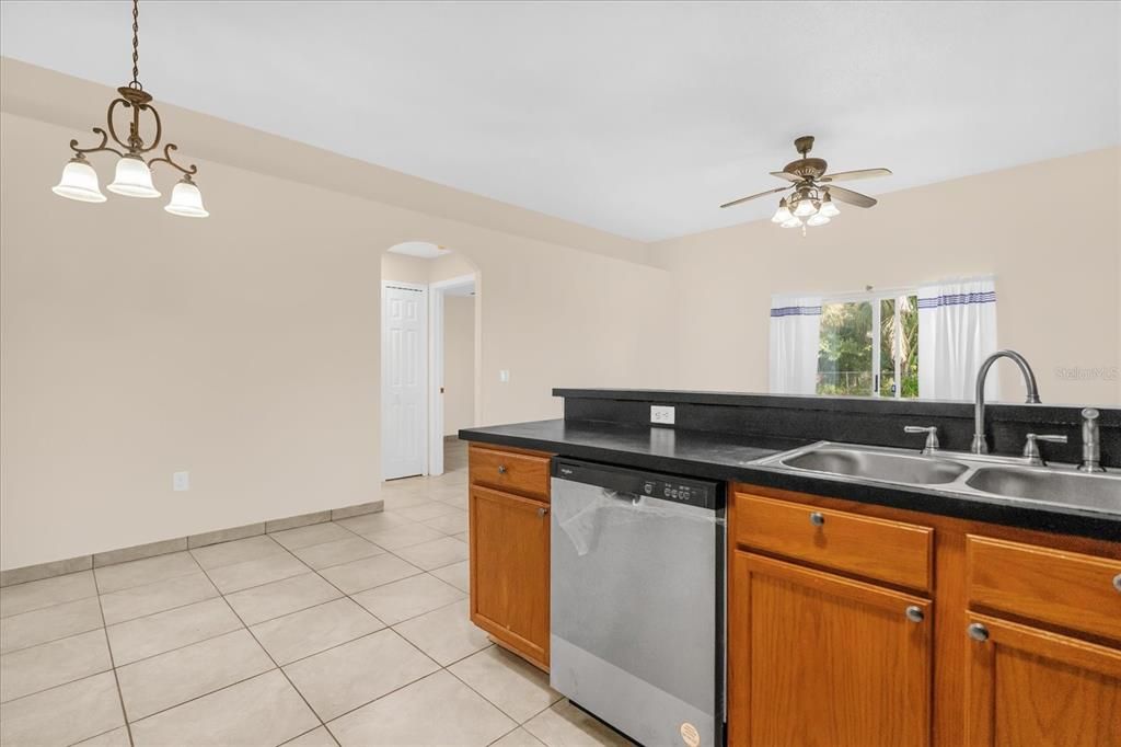 待售: $265,000 (3 贝兹, 2 浴室, 1318 平方英尺)